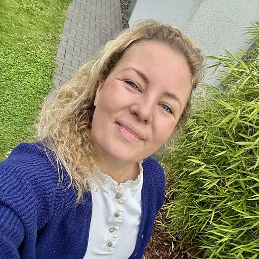 Jo Lina Fischer mit einem Kaffee im Garten