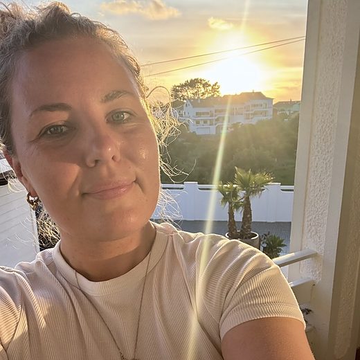 Jo Lina Fischer auf einem Balkon im Abendlicht